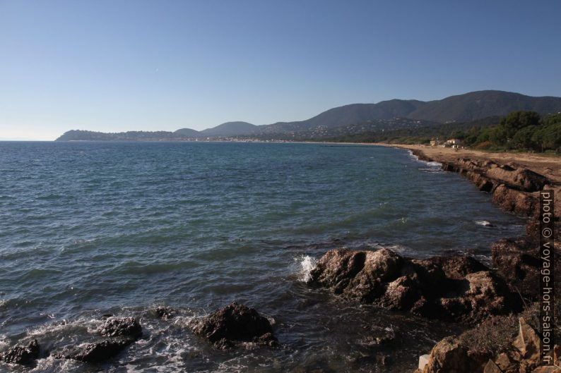 Baie de Cavalaire et la Plage du Débarquement. Photo © Alex Medwedeff