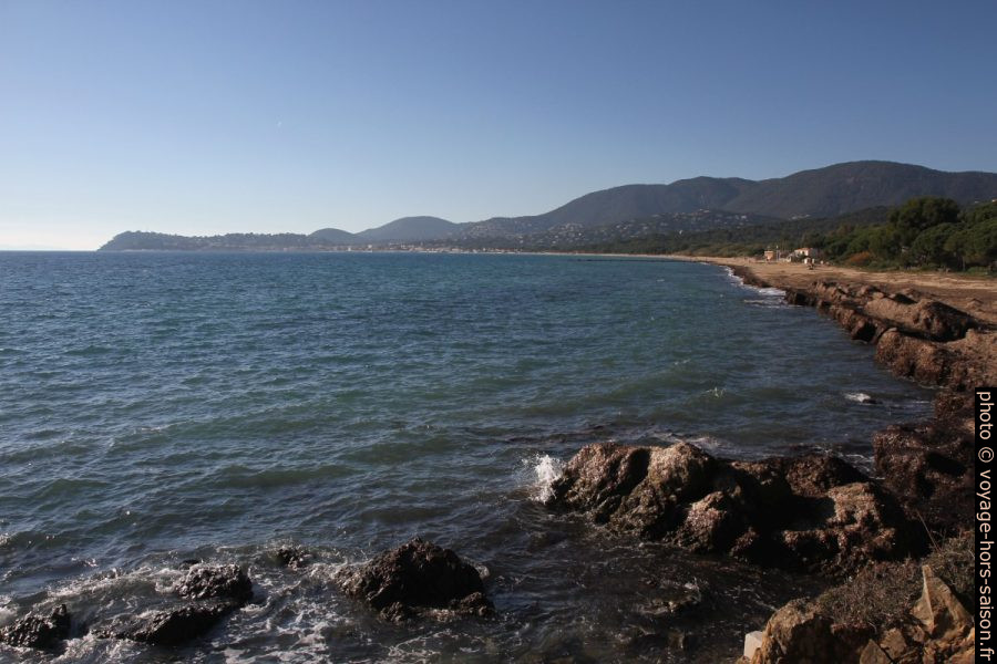 Baie de Cavalaire et la Plage du Débarquement. Photo © Alex Medwedeff