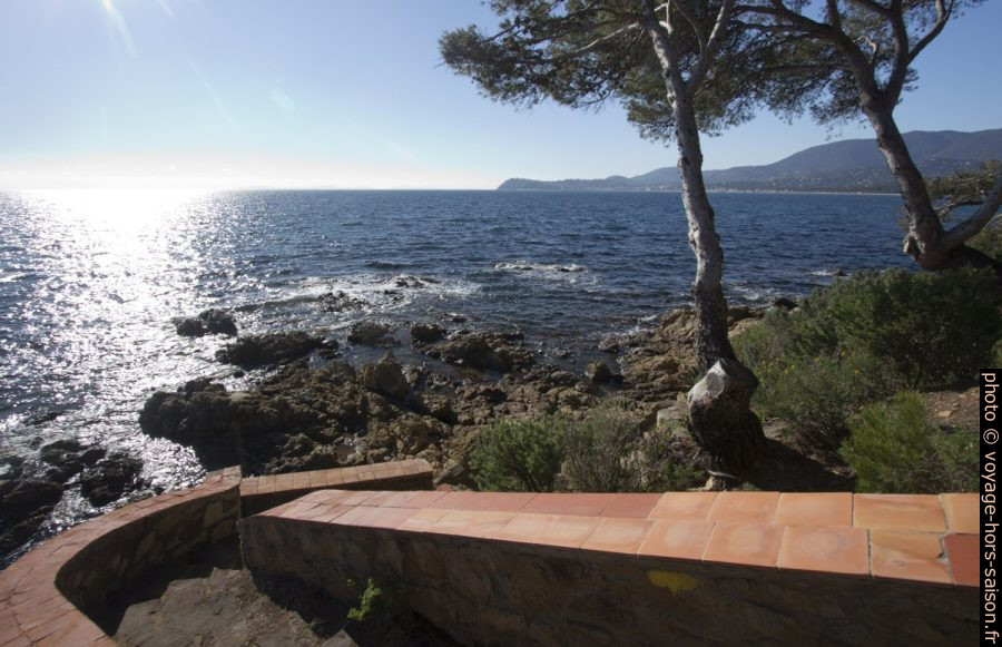 Escalier sur le sentier du littoral à la Pointe de la Bouillabaisse. Photo © André M. Winter