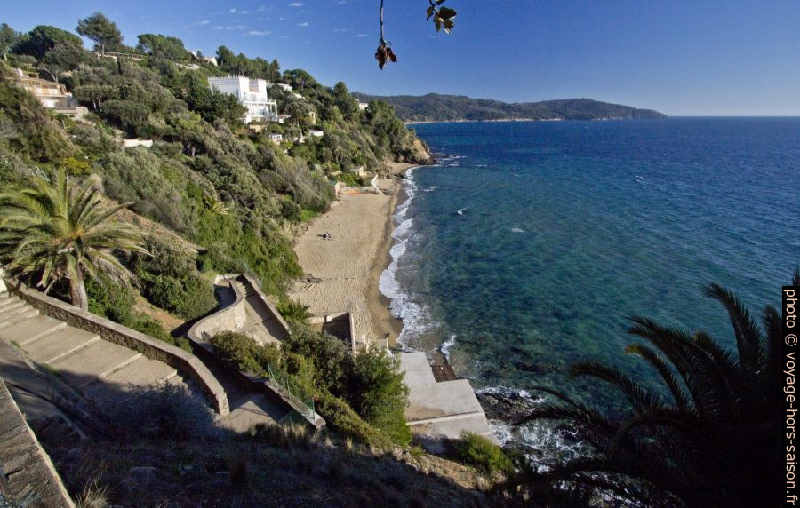Escalier de la Plage de Sylvabelle, la Villa Couadan et le Cap Lardier. Photo © André M. Winter