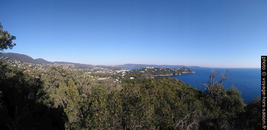 Les Maures, la Baie de Cavalaire, le Cap de la Vigie et le Cap Lardier. Photo © André M. Winter