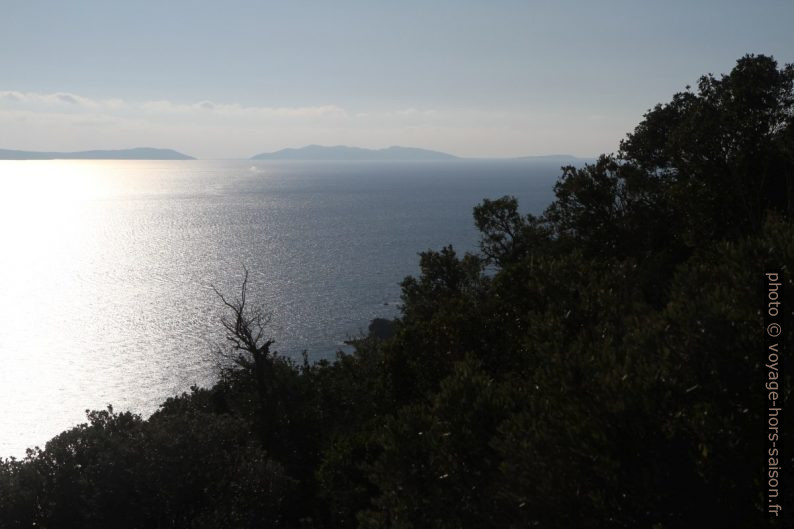 Le Levant et Port-Cros en contre-jour. Photo © Alex Medwedeff