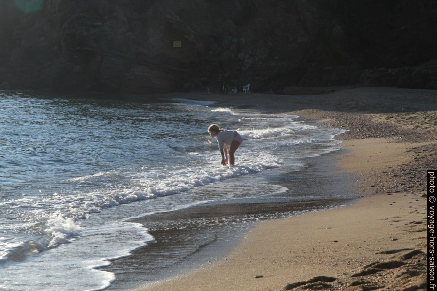 Une fille joue dans les vagues de la Plage de Bonporteau le 1er janvier. Photo © Alex Medwedeff