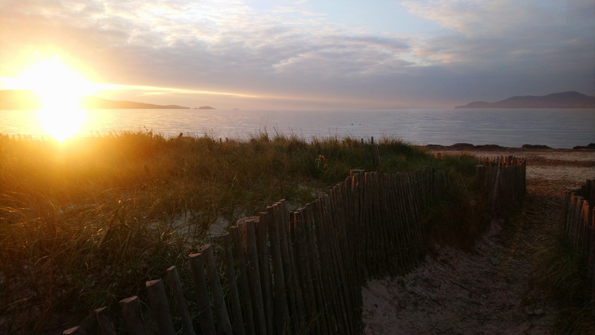Coucher de soleil hivernal à la Plage des Estagnets. Photo © André M. Winter