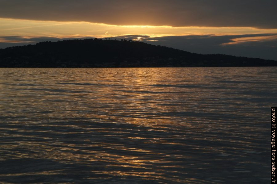 Coucher de soleil hivernal à la Plage des Estagnets. Photo © Alex Medwedeff