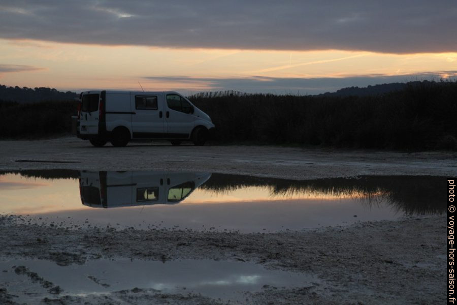 Notre Trafic et son reflet dans une flaque d'eau au parking des Estagnets. Photo © Alex Medwedeff