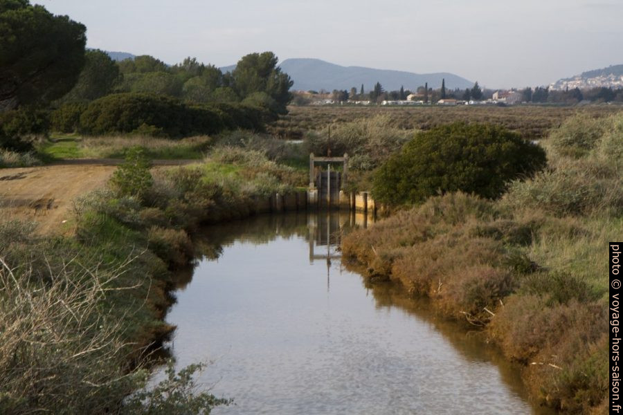 Un canal et une vanne dans les Vieux Salins d'Hyères. Photo © Alex Medwedeff