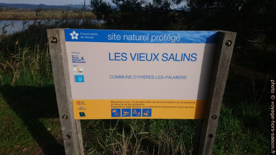 Panneau d'accueil des salins à la Plage du Pentagone. Photo © André M. Winter