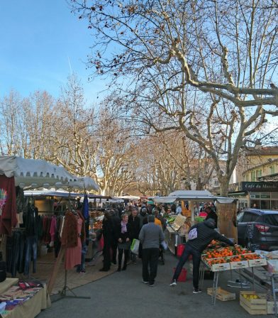 Le marché d'Auriol début janvier. Photo © André M. Winter