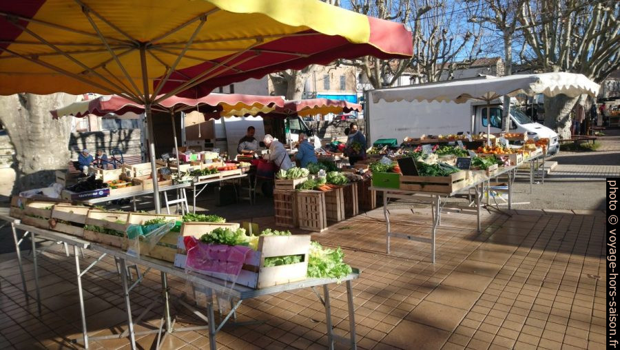 Stand de fruits et légumes conventionnels au marché d'Auriol. Photo © André M. Winter