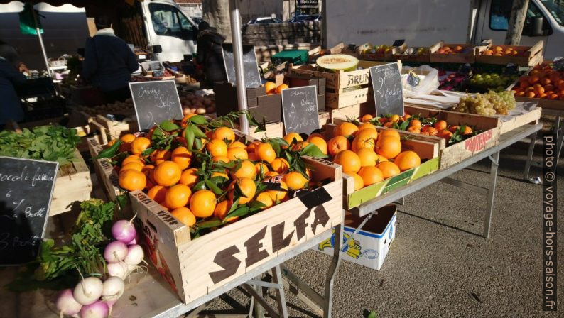 Stand de fruits et de légumes conventionnels au marché d'Auriol. Photo © André M. Winter