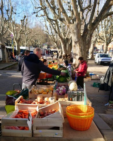 Stand de fruits et légumes au marché d'Auriol. Photo © André M. Winter