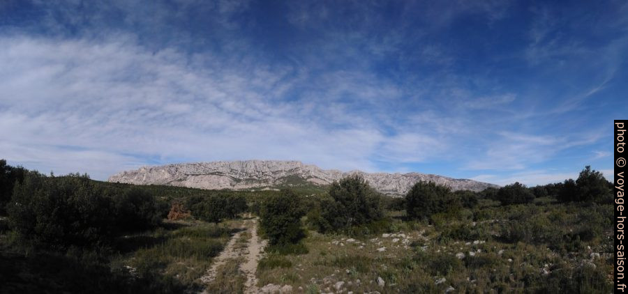 La Montagne Sainte Victoire vue du Pas de Magnan. Photo © André M. Winter