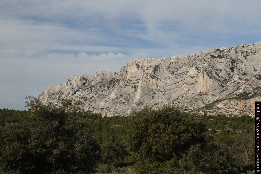 Face sud de la crête ouest de la Montagne Sainte Victoire. Photo © Alex Medwedeff