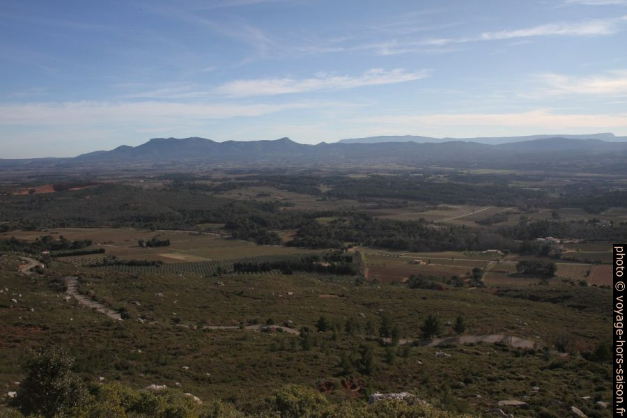 Massif de la Sainte Baume vue de la Barre du Cengle. Photo © Alex Medwedeff