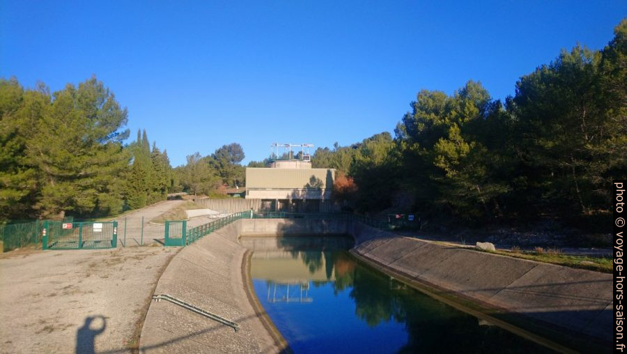 Brise-charge du Canal de Provence au nord de Pourrières. Photo © André M. Winter