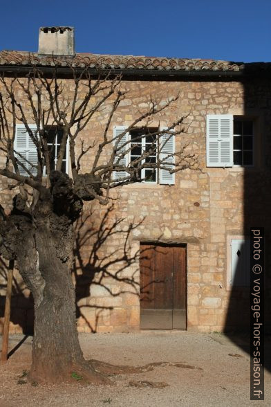 Bâtiment annexe de l'Abbaye du Thoronet. Photo © Alex Medwedeff