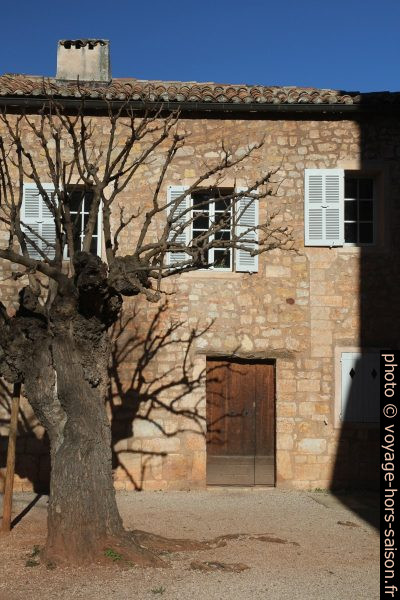 Bâtiment annexe de l'Abbaye du Thoronet. Photo © Alex Medwedeff