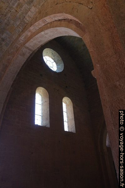 Baies de la face sud de l'église de l'Abbaye du Thoronet. Photo © André M. Winter