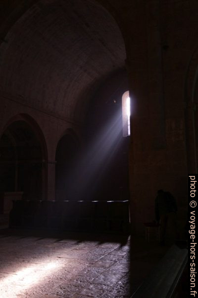 Rayons de lumière passant dans une baie de l'église abbatiale du Thoronet. Photo © André M. Winter