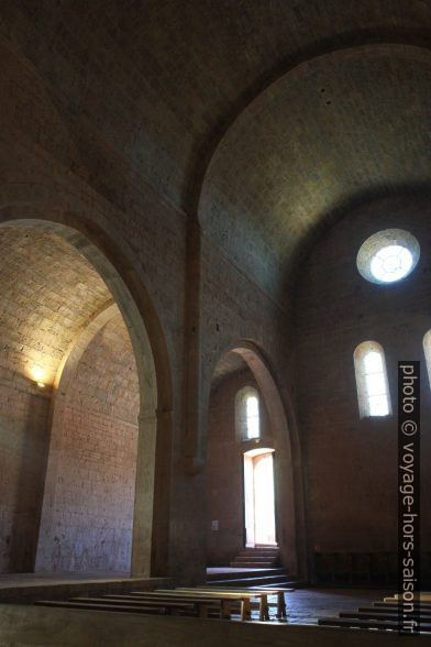 Entrée de l'église abbatiale du Thoronet. Photo © Alex Medwedeff