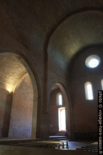 Entrée de l'église abbatiale du Thoronet. Photo © Alex Medwedeff