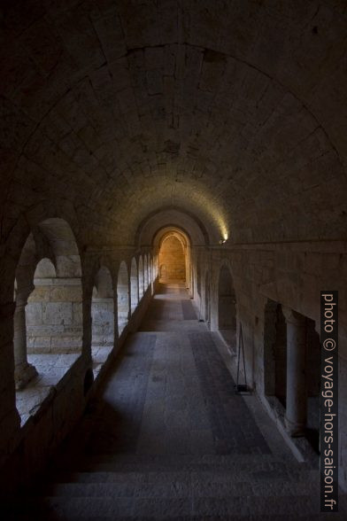 Couloir du cloître de l'Abbaye du Thoronet. Photo © André M. Winter