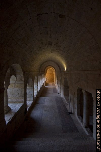 Couloir du cloître de l'Abbaye du Thoronet. Photo © André M. Winter