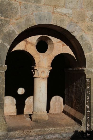 Arcade du cloître de l'Abbaye du Thoronet. Photo © Alex Medwedeff