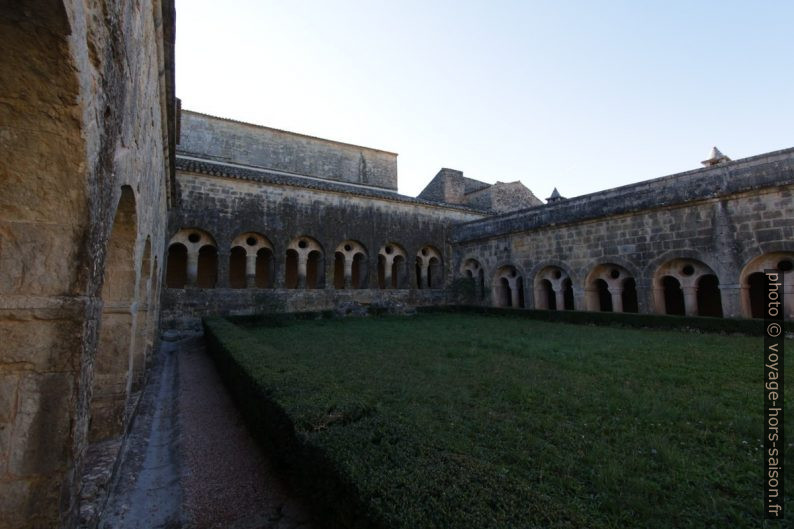 Cloître de l'Abbaye du Thoronet en hiver. Photo © André M. Winter