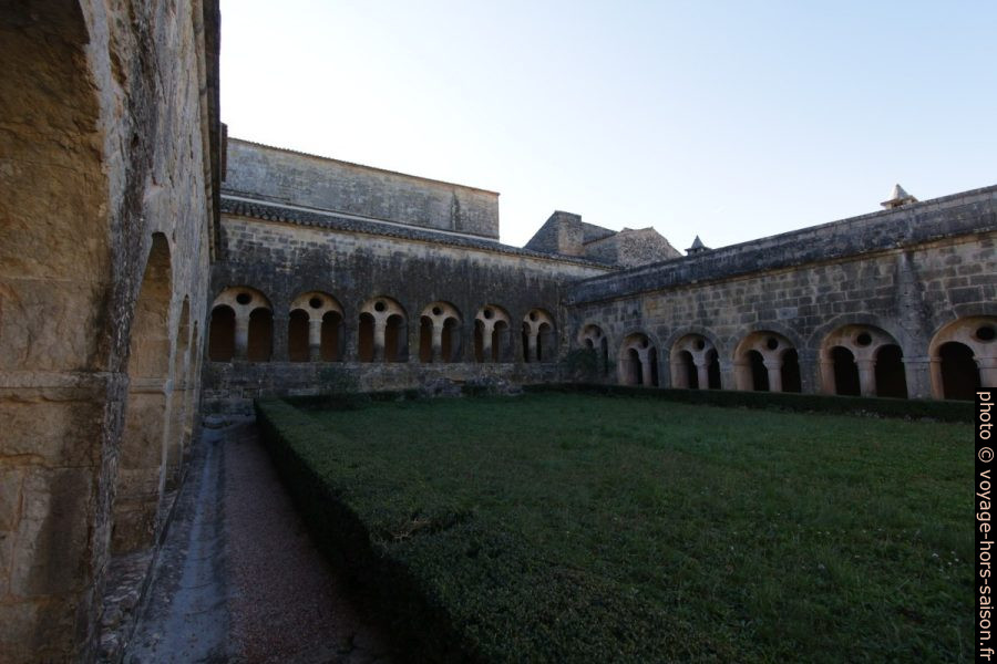 Cloître de l'Abbaye du Thoronet en hiver. Photo © André M. Winter