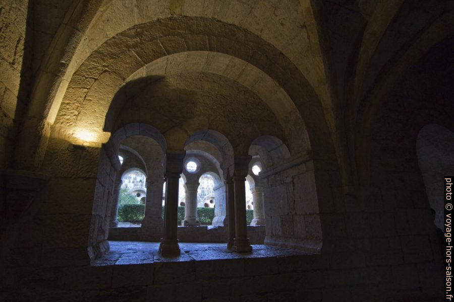 Arcades de la salle capitulaire de l'Abbaye du Thoronet. Photo © André M. Winter