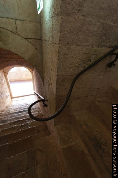 Escalier du dortoir au cloître de l'Abbaye du Thoronet. Photo © André M. Winter