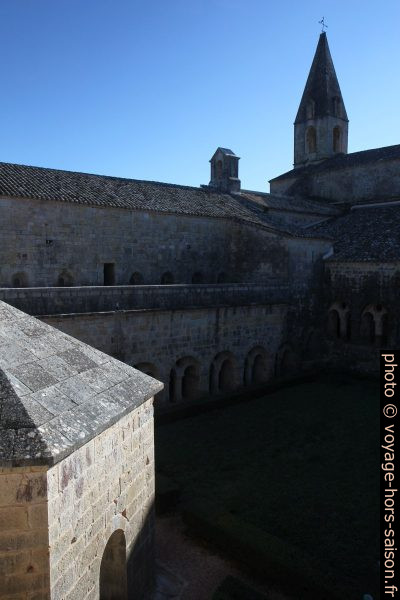 Clocher et cloître de l'Abbaye du Thoronet en hiver. Photo © Alex Medwedeff