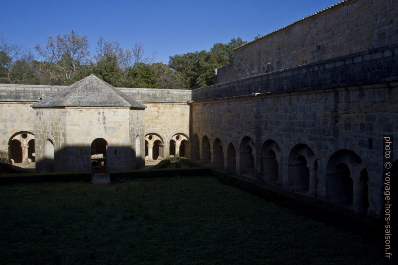 Cloître de l'Abbaye du Thoronet en hiver. Photo © Alex Medwedeff