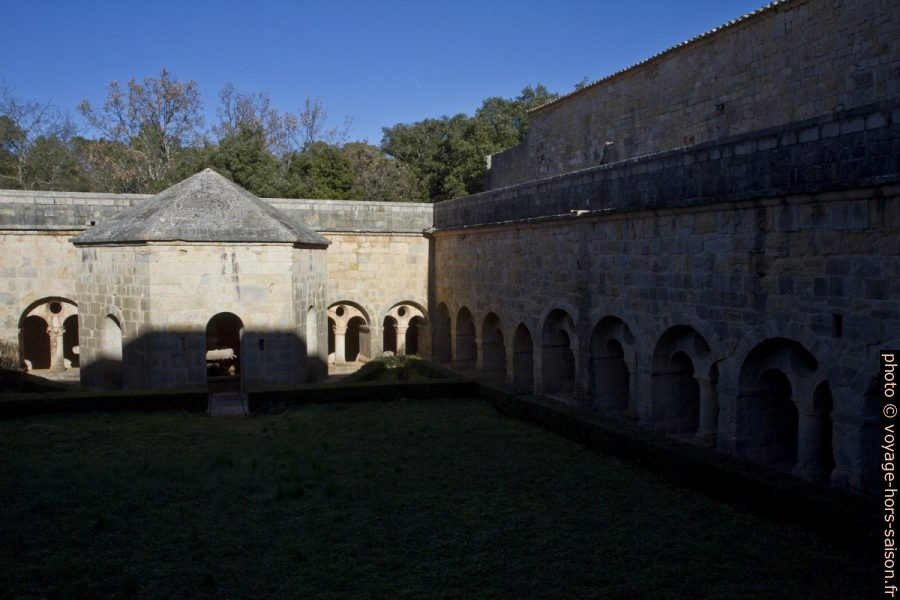 Cloître de l'Abbaye du Thoronet en hiver. Photo © Alex Medwedeff