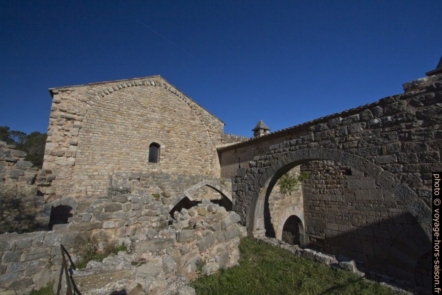 Ruines du bâtiment des convers de l'Abbaye du Thoronet. Photo © André M. Winter