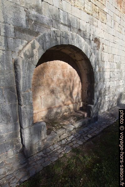Enfeu dans la façade sud de l'Abbaye du Thoronet. Photo © André M. Winter