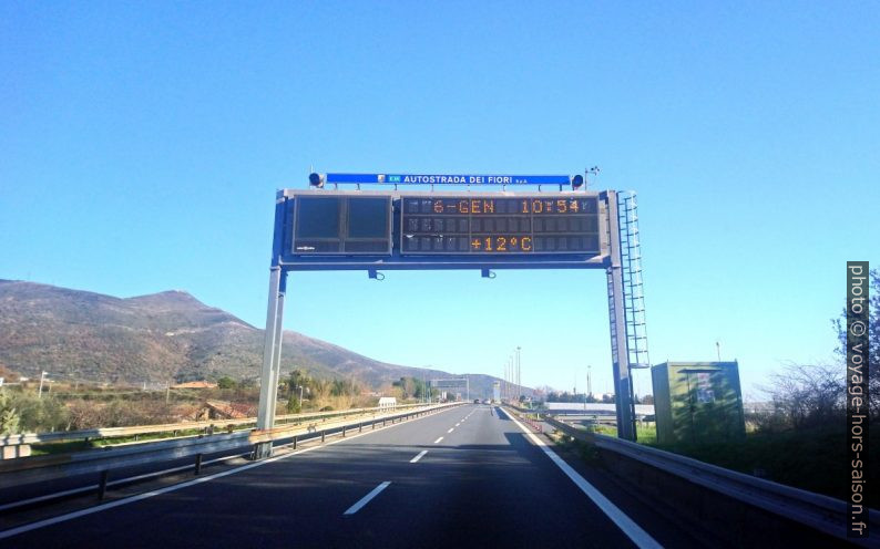 L'autoroute italienne A10 à la hauteur d'Albenga. Photo © André M. Winter