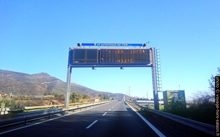 L'autoroute italienne A10 à la hauteur d'Albenga. Photo © André M. Winter