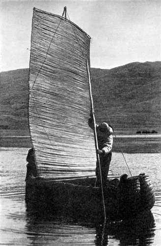 Un bateau balza sur le Lac Titicaca