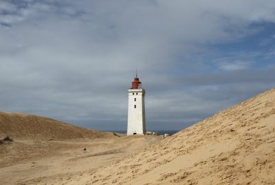 La dune Rubjerg Knude et le pharet. Photo © Alex Medwedeff