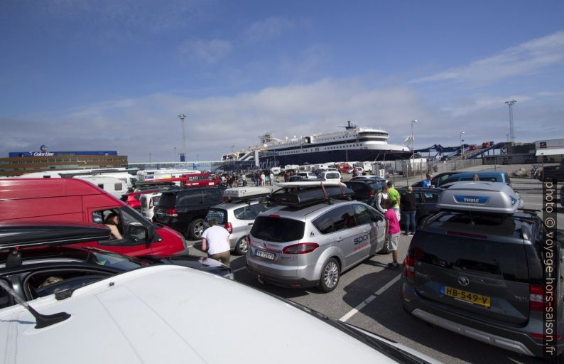 En attente d'embarquement au Port de Hirthals. Photo © André M. Winter