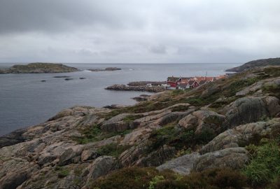 Vue des rochers du Camping de Lindesnes vers Lillehavn. Photo © Alex Medwedeff