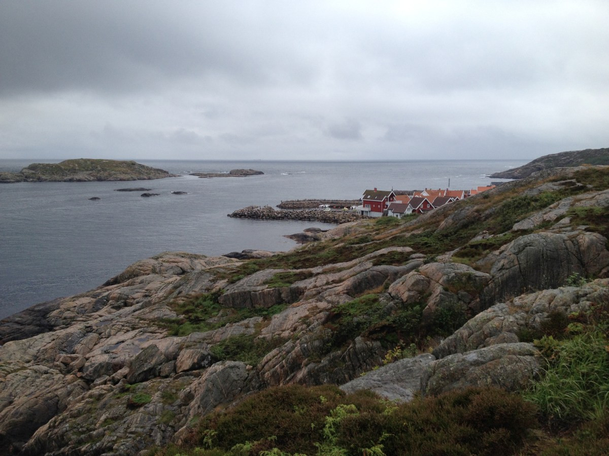 Vue des rochers du Camping de Lindesnes vers Lillehavn. Photo © Alex Medwedeff