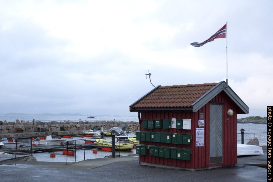 Cabane du port avec une multitude de boites à lettres. Photo © Alex Medwedeff