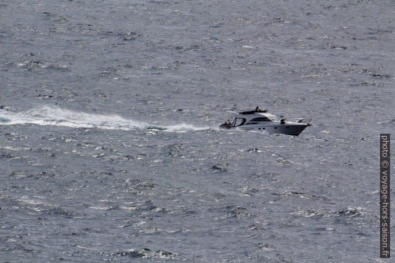 Un bateau de plaisance passe le cap de Lindesnes. Photo © André M. Winter