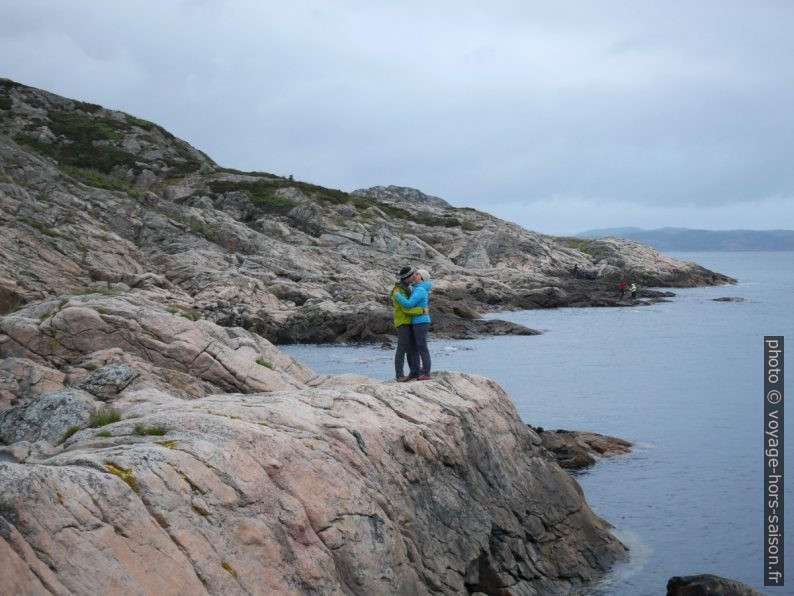 André et Alex sur la côte rocheuse à Laubervika. Photo © Nicolas Medwedeff