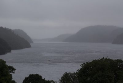 Le Rosfjord sous la pluie. Photo © André M. Winter