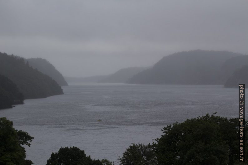Le Rosfjord sous la pluie. Photo © André M. Winter